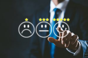 高評価を選ぶビジネスマン