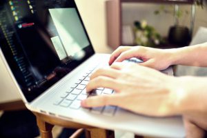 コード入力をするプログラマ